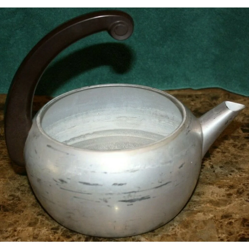 ANTIQUE TEA POT BY WEAR EVER #38852 2 1/2 QUARTS GUC